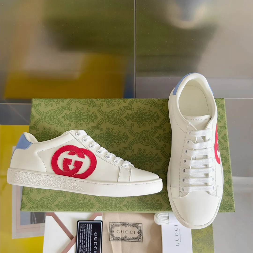 👟👟Ex-factory price 540👟👟 Men's size +10 Top version: Gucci G family classic Ace series Embroidery Little Bee White Shoes Couple Style Ribbon Love Casual Sports Shoes Sneakers Original Purchase Development Production This brand's classic low-top sports shoes interweave golden embroidered bees with red and green webbing. The bee is a classic element of the brand. It appeared in the Gucci ready-to-wear series in the 1970s. Exquisite packaging at the delivery counter🛍📦 ▪️Fabrics: Original custom imported first-layer cowhide ▪️Foots: Original custom cowhide lining ▪️Sole: Original open-molded rubber non-slip material ▪️Sole thickness: 2.5CM ▪️Size: Women's 34-41 (customized 34/41) ▪️Size: Men's 38-46 (38/46 customized)